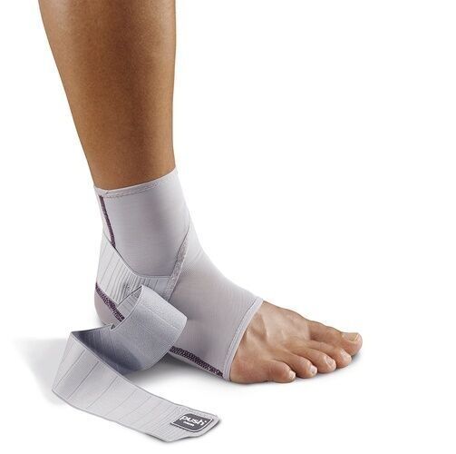 Knöchelbandage, grau-weiß. Bandage neben Fuß. Klettverschluss offen. Logo 'Push' sichtbar.