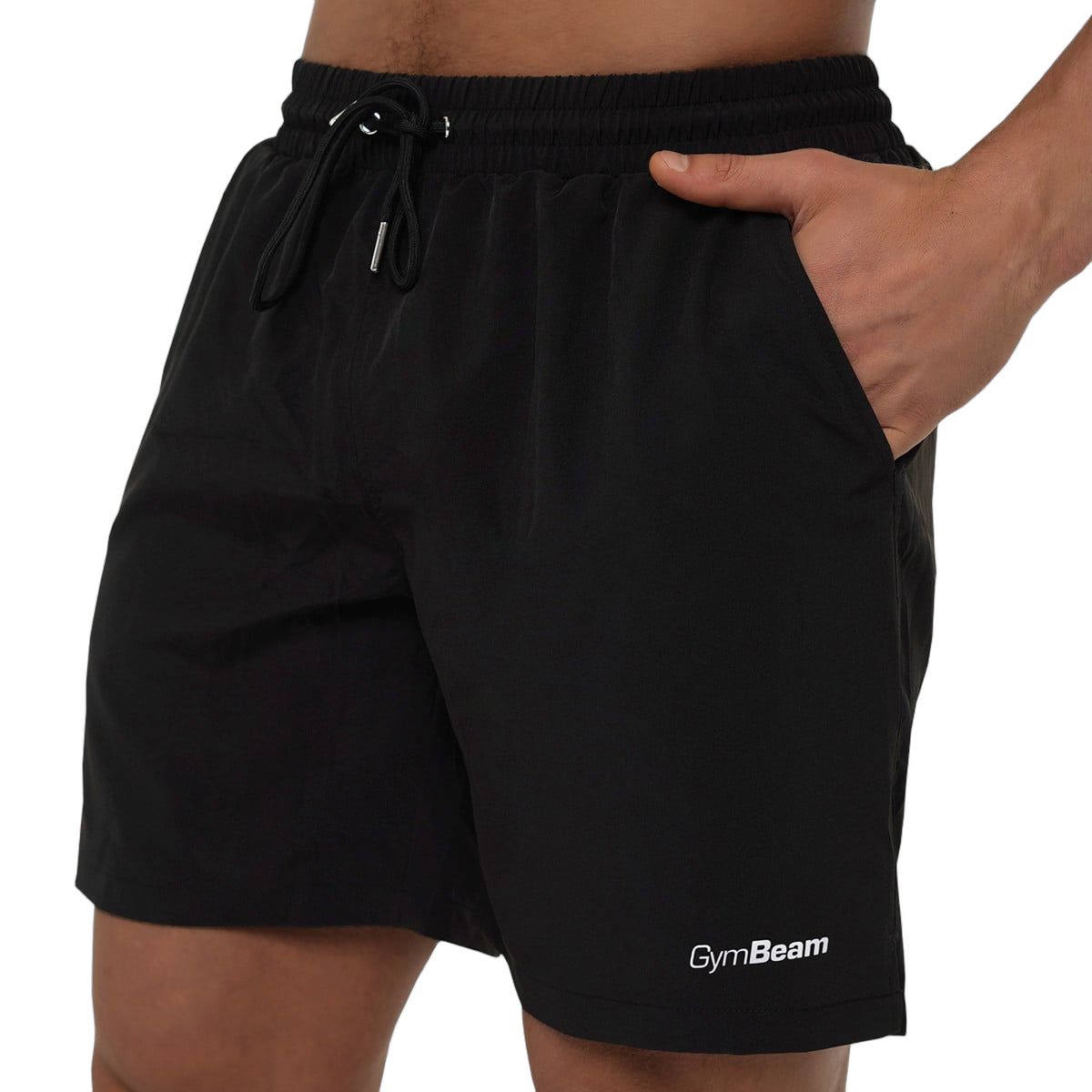 Vorderansicht der schwarzen GymBeam Badeshorts für Männer, eine Tasche sichtbar.