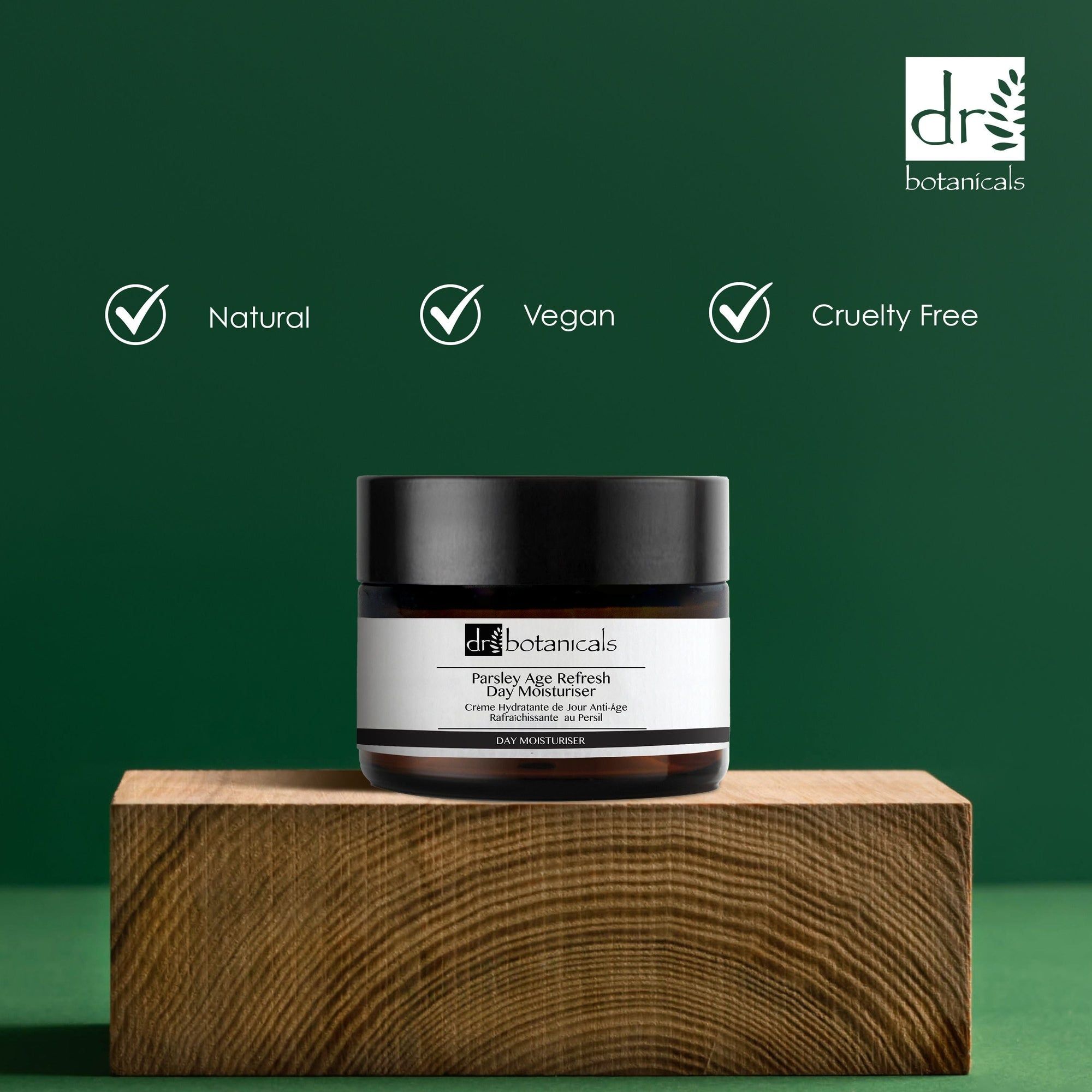 Creme-Dose auf Holzblock. Logos: "Natural", "Vegan", "Cruelty Free" und "dr botanicals" und "Parsley Age Refresh Day Moisturiser".