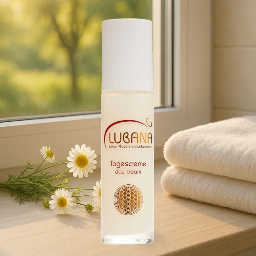 Creme-Flakon mit weißem Deckel. Aufschrift: Lubana Tagescreme. Goldfarbenes Symbol. Steht neben Handtüchern.