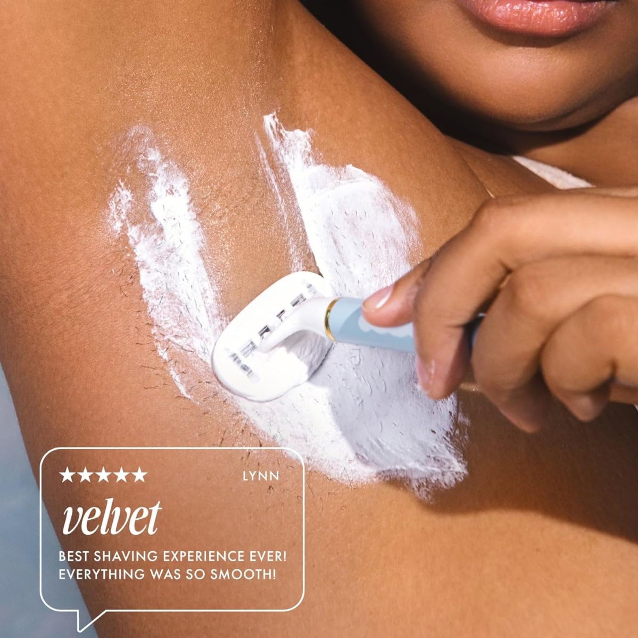 Person rasiert Achselhöhle mit Rasierer und Rasierbutter. Textblase: "velvet", "BEST SHAVING EXPERIENCE EVER! EVERYTHING WAS SO SMOOTH!"