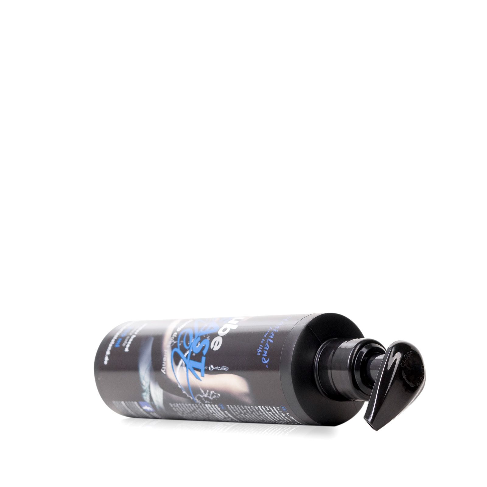 Schwarze Flasche mit Pumpverschluss. Produktetikett teilweise sichtbar. Liegend auf weißem Hintergrund.