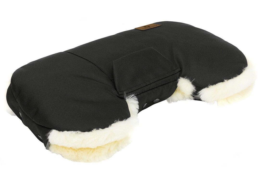 Schwarzer Handwärmer mit Lammfellbesatz. Logo-Etikett. Lammfell an den Rändern. Detailansicht.
