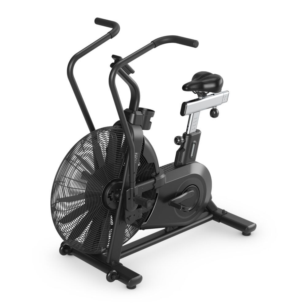 Schwarzes Air Bike mit Lüfterrad, Sattel, Lenker und Pedalen. Fitnessgerät für Cardio-Training.