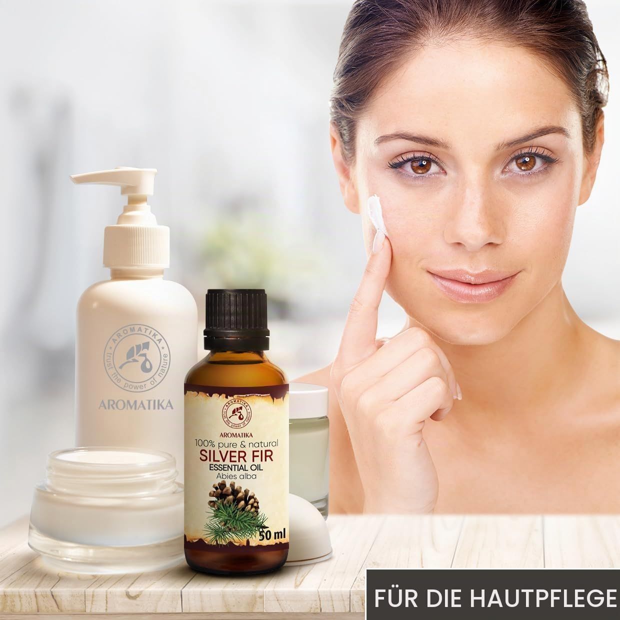 Aromatica Hautpflegeprodukte: Flasche mit Pumpspender, Tiegel und Fläschchen mit ätherischem Silber-Tannenöl.