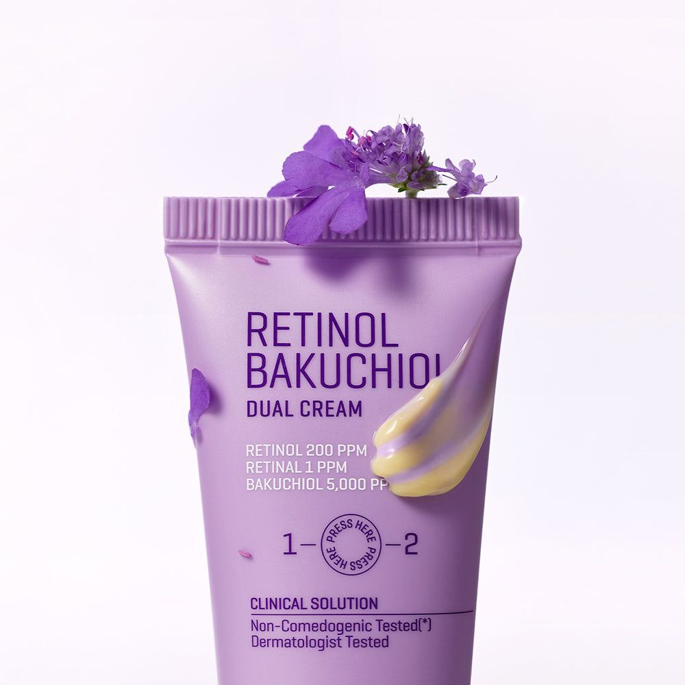 Lila Tube mit Text: RETINOL BAKUCHIOL DUAL CREAM. Blüten auf der Tube. Gelbe Creme.