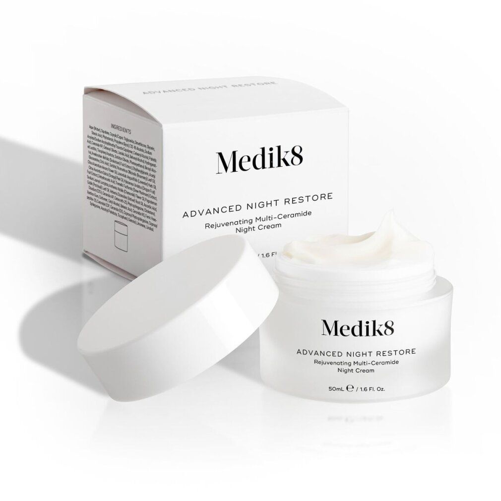 Weißes Tiegel mit Deckel und offene Dose mit Creme. Aufschrift: Medik8, Advanced Night Restore. Text: Rejuvenating Multi-Ceramide Night Cream. 50ml/1.6 fl oz.