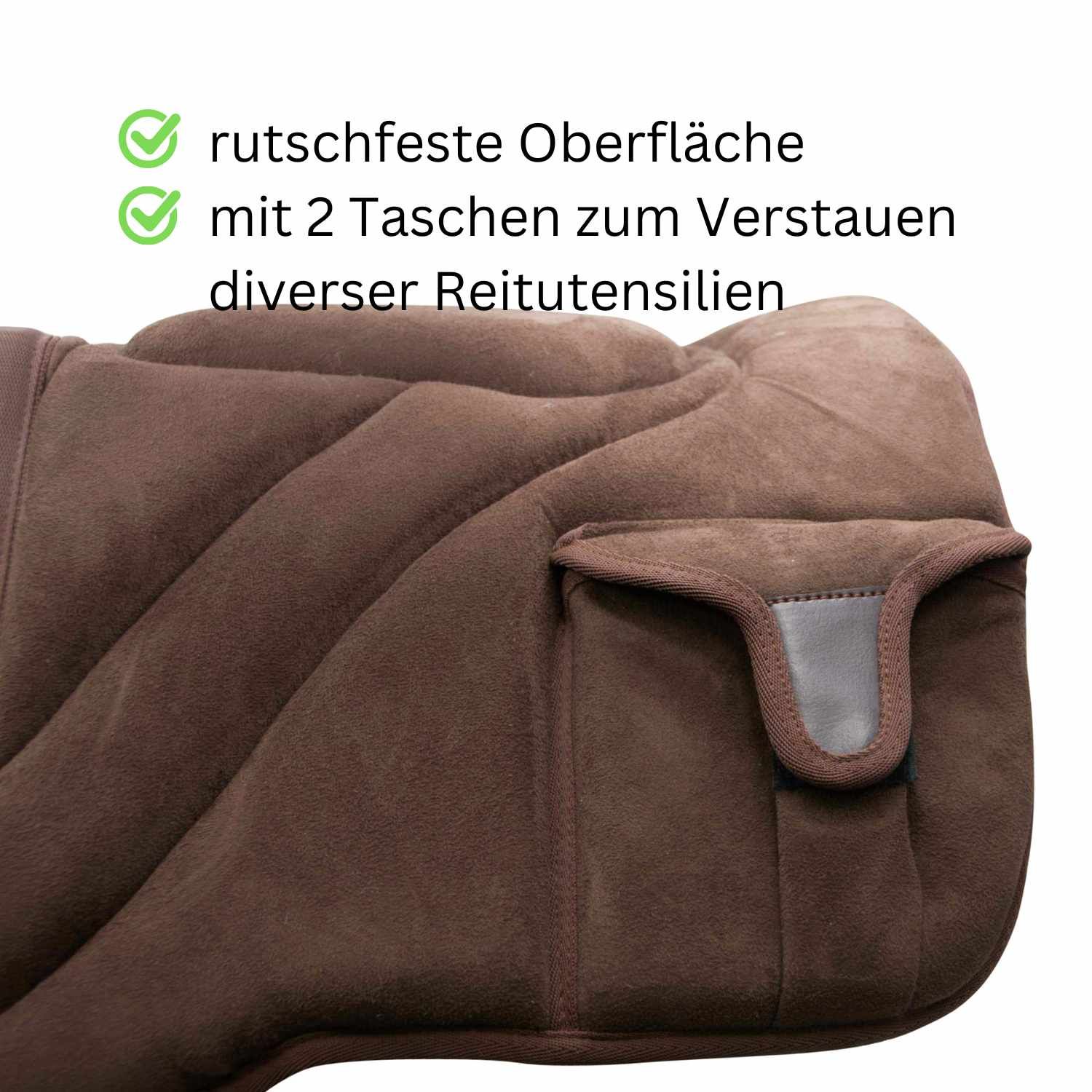 Detail des Reitpads mit rutschfester Oberfläche und Taschen. Braunes Wildleder.