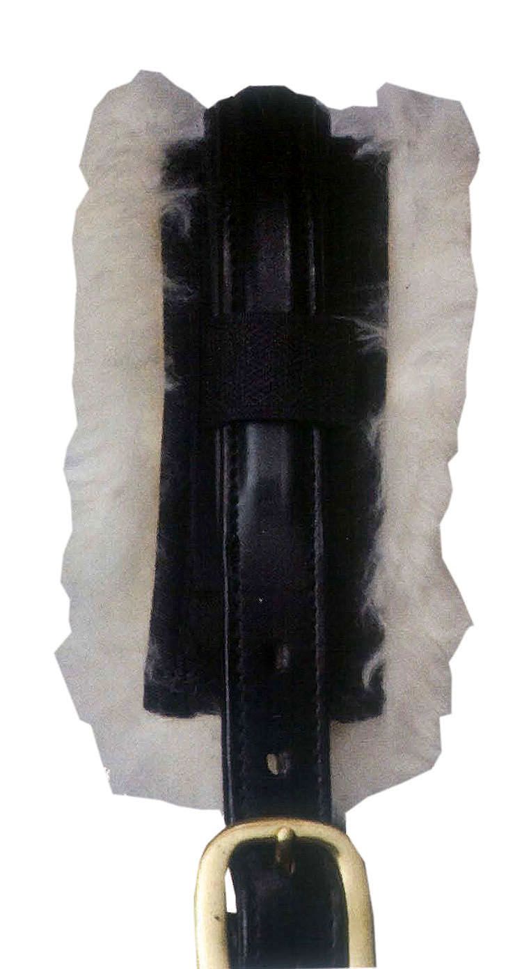 Schwarzer Genickschoner mit weißem Fell und goldener Schnalle. Leder und Textilmaterialien.