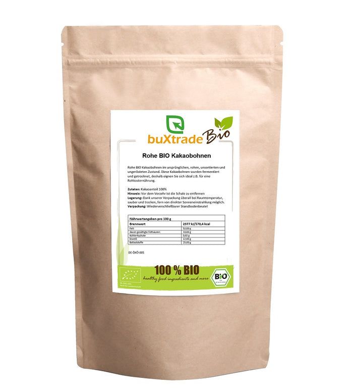 Beutel mit "buXtrade Bio" Kakaobohnen. Aufdruck: "Rohe BIO Kakaobohnen", 100% BIO-Siegel. Braune Papierverpackung.