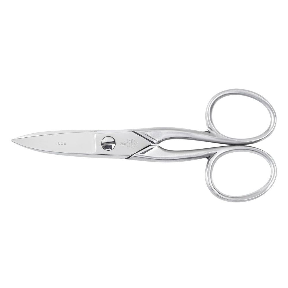 Nagelschere aus Metall mit abgerundeten Griffen und spitz zulaufenden Schneiden. Auf der Klinge steht "INOX".
