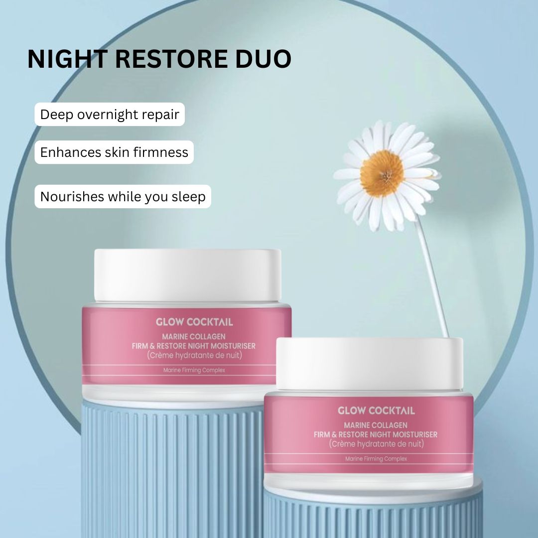 Zwei rosa Tiegel mit weißem Deckel. Aufschrift: Glow Cocktail Marine Collagen Firm & Restore Night Moisturiser. Auf blauem Podest.