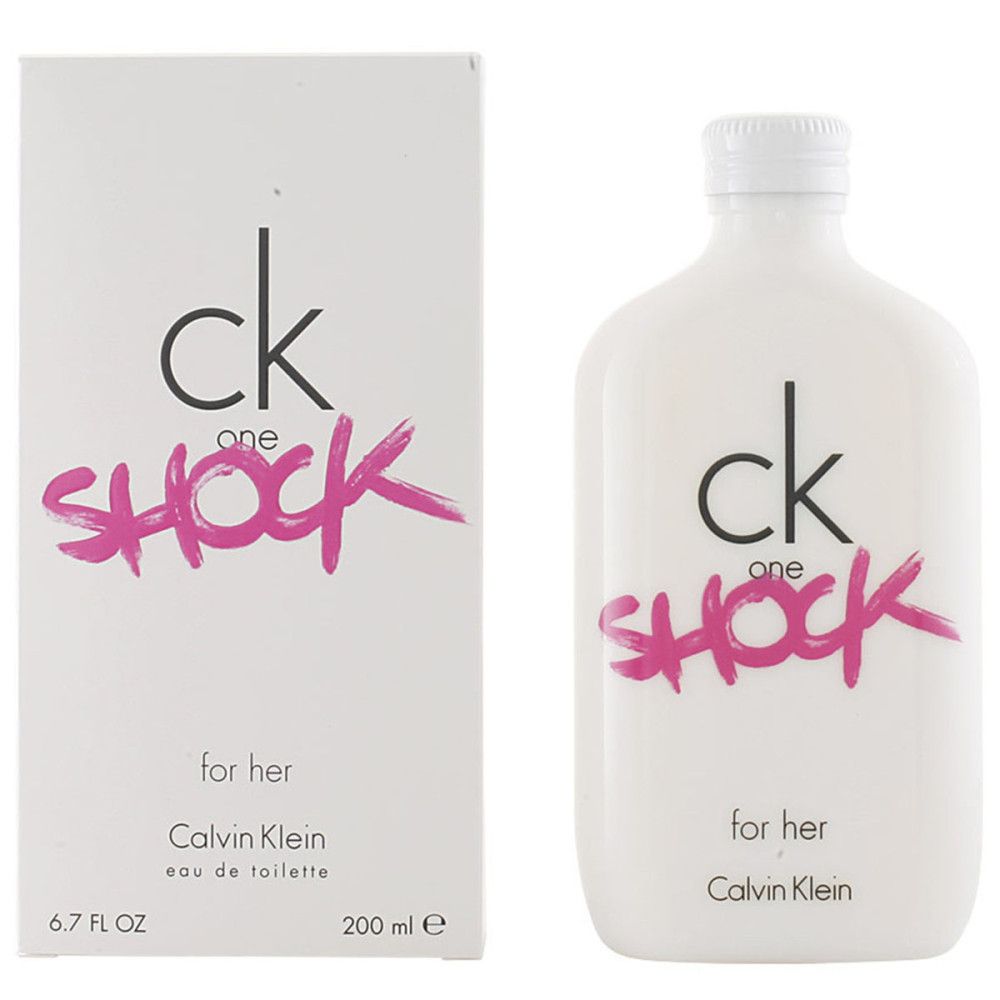 Weiße Flasche und Verpackung mit "ck one shock" und "for her" Schriftzug. Flasche mit weißem Deckel.