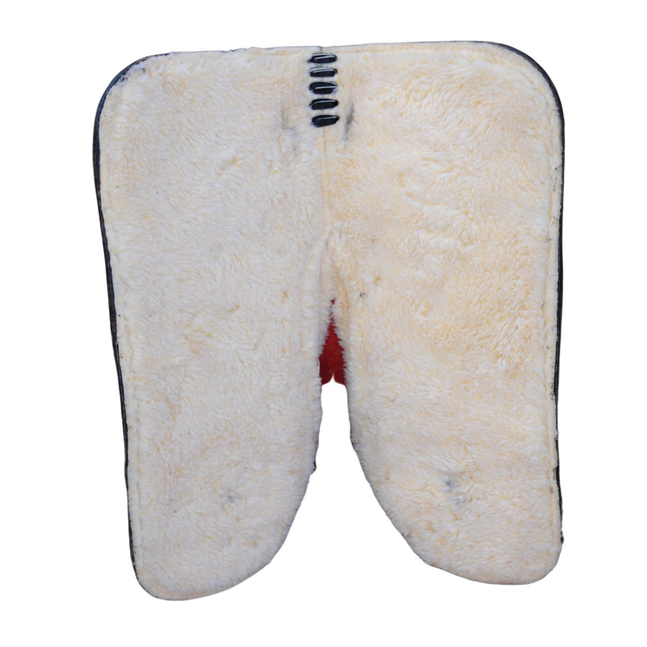 Unterseite eines Westernsattels. Gepolsterte Unterseite mit weißem Fell und rotem Einsatz. Schwarze Umrandung.