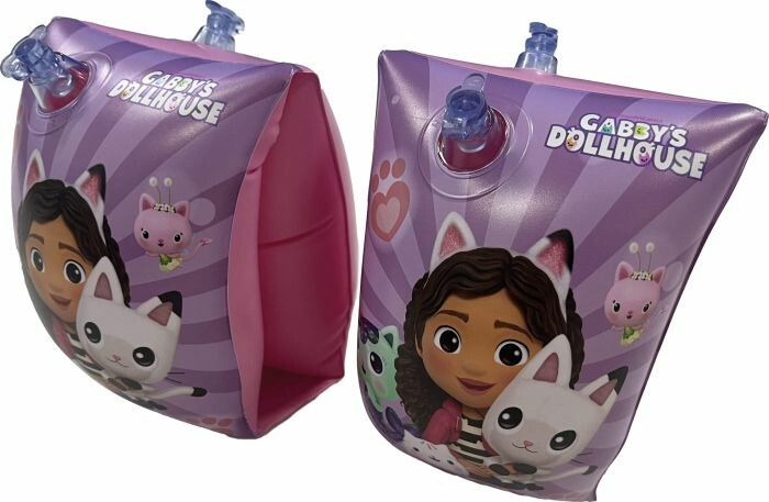 Zwei lilafarbene Schwimmflügel mit Gabby's Dollhouse-Motiv. Aufblasbare Armbänder mit Figuren und dem Schriftzug. Blaue Ventile.