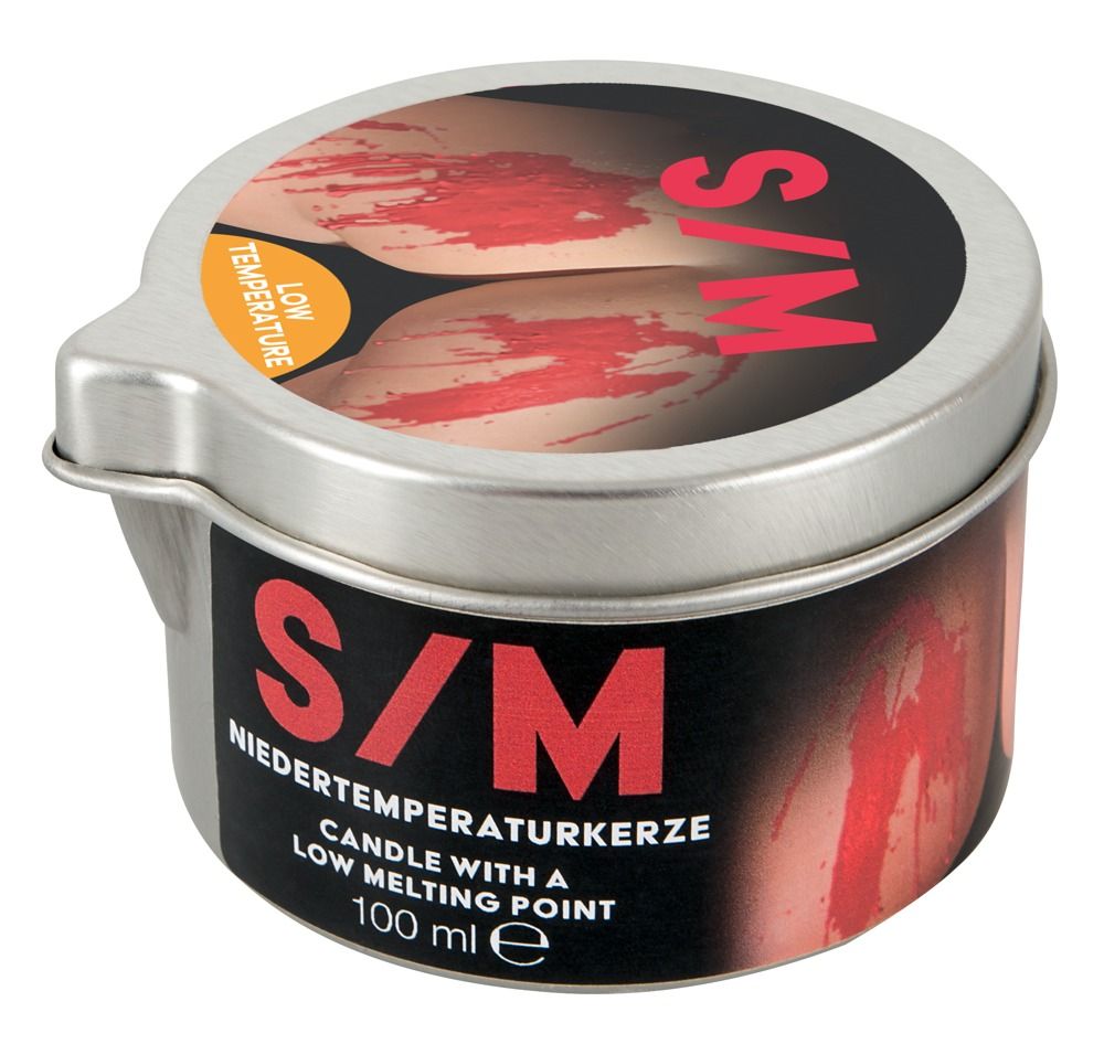 Zylindrische Dose mit Deckel. Aufschrift S/M und Niedertemperaturkerze. Schwarzer Hintergrund mit roter Schrift. 100 ml.