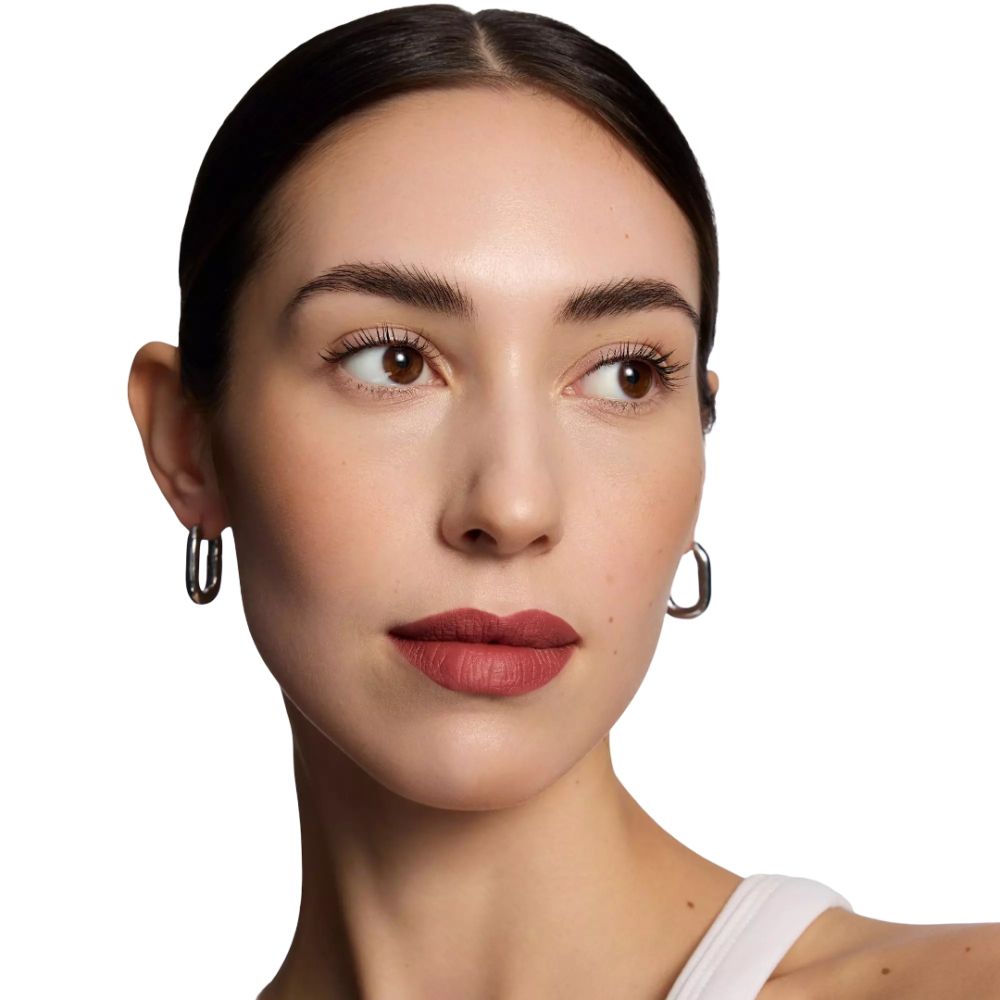 Porträt einer Frau mit Lippenstift. Hautton, Lippenstiftfarbe. Frau trägt Ohrringe.