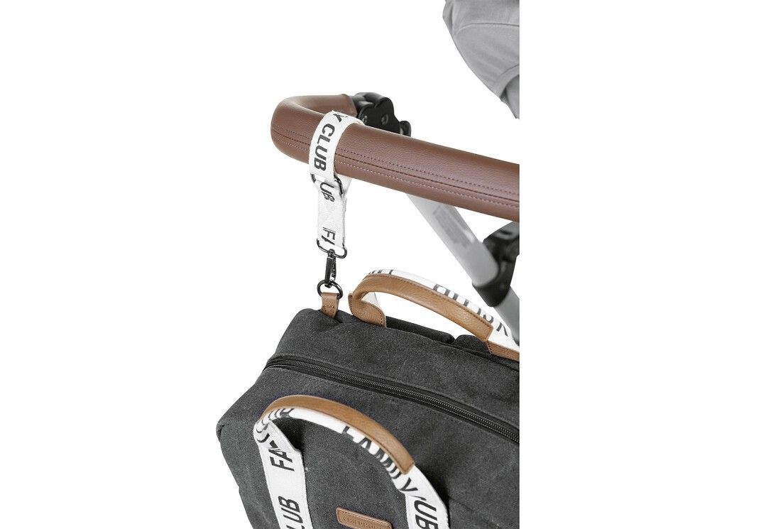 Detailaufnahme: Wickelrucksack am Kinderwagen befestigt. Weißer Schriftzug FAMILY CLUB. Braune Griffe.