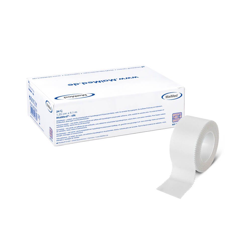 Weiße Rolle Pflaster, daneben eine Verpackung. Auf der Verpackung steht MaiMed. Auf der Rolle ist das Pflaster abgerollt.