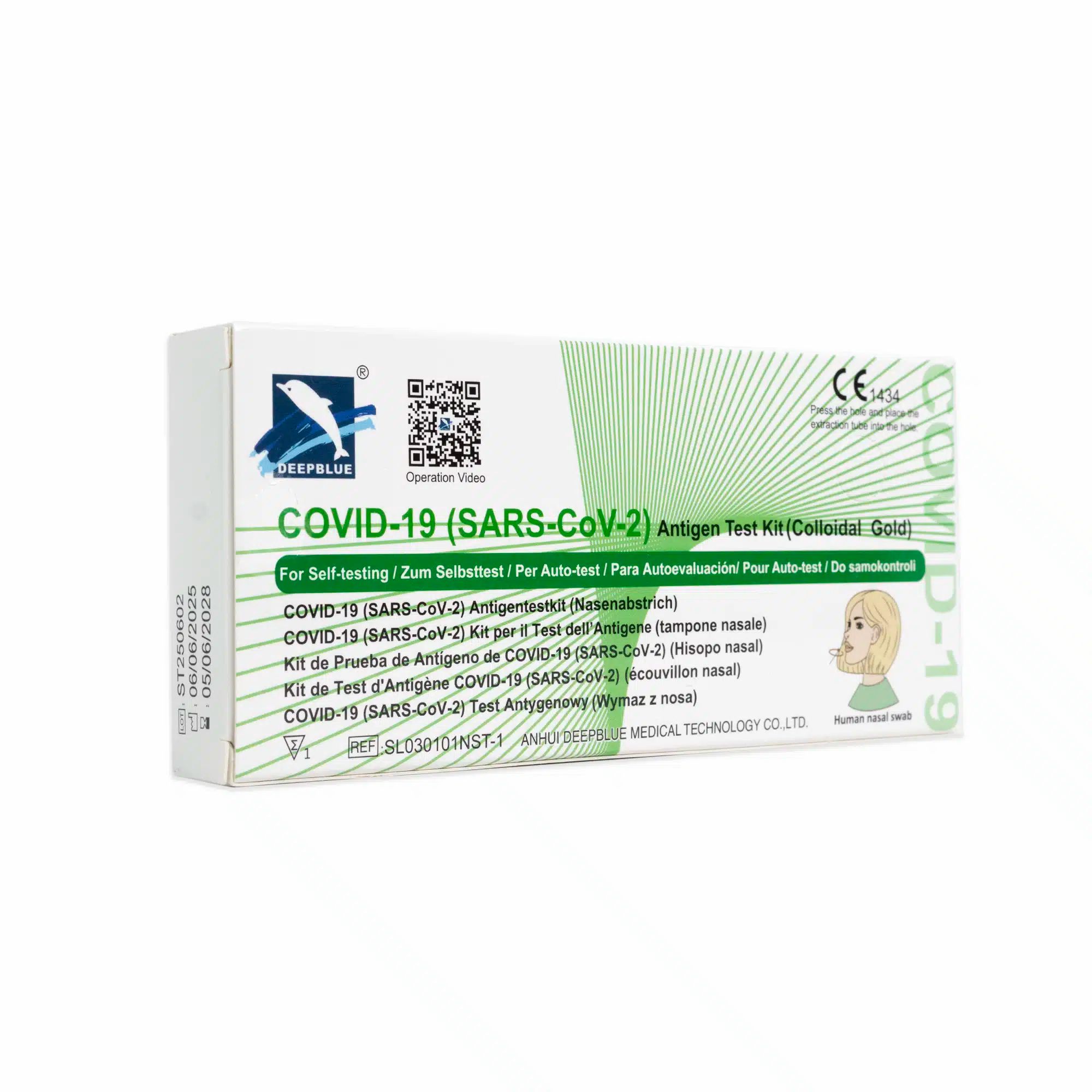 Weiß-grüne Schachtel mit Aufschrift COVID-19 Antigen Test Kit. Logo: blauer Delphin. Text in mehreren Sprachen.