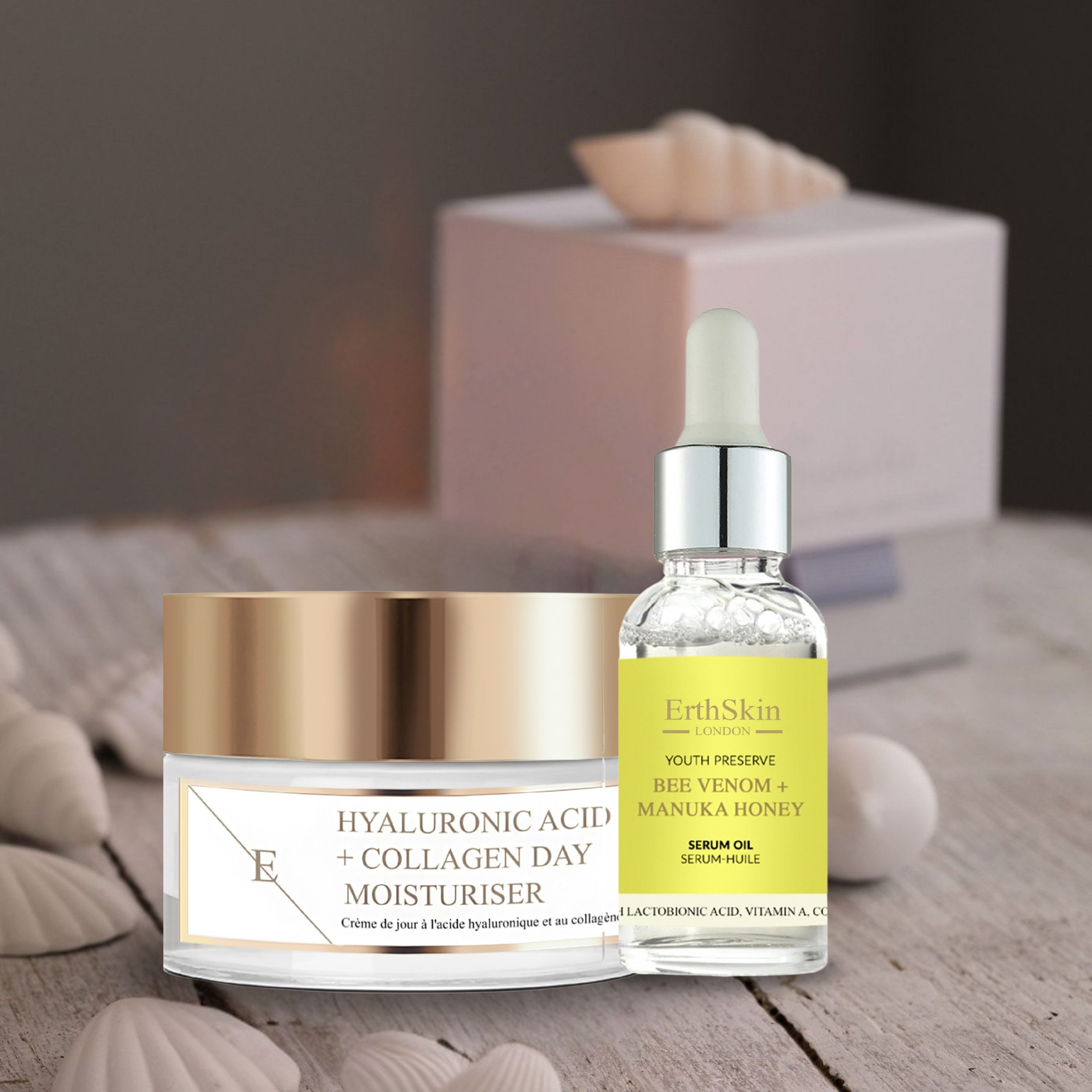 Tagescreme und Serumöl auf Holzoberfläche. Creme mit Hyaluronsäure und Kollagen. Serumöl mit Bienengift und Manuka-Honig. Glasbehälter.