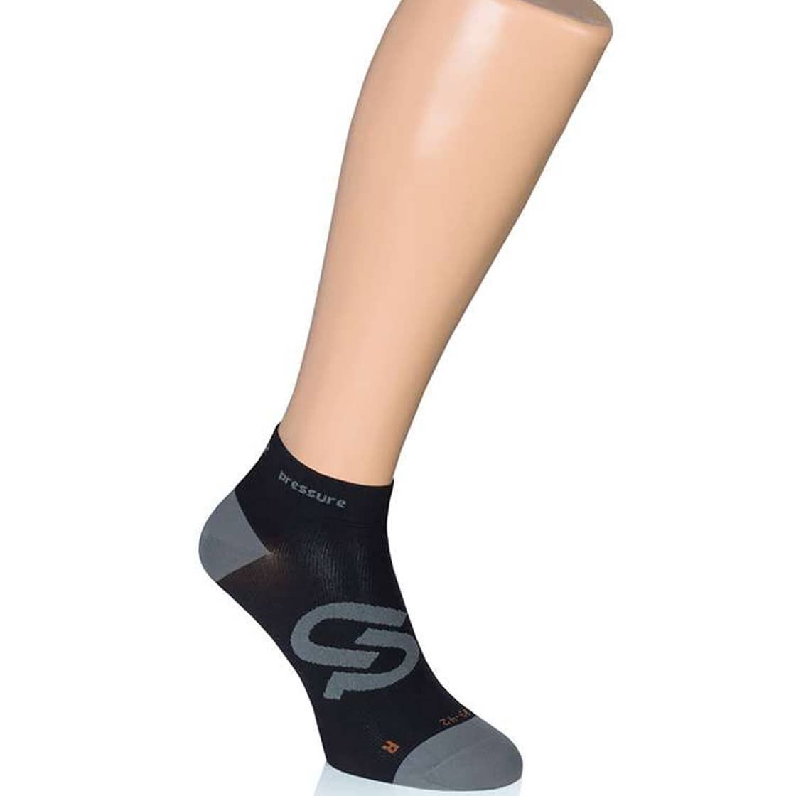 Schwarze Socke mit grauem Fersen- und Zehenbereich. Graues Logo und Schriftzug "pressure". Auf einem Beinmodell präsentiert.