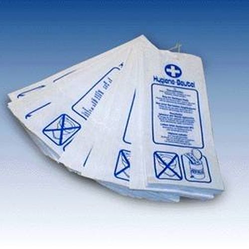 Mehrere weiße Hygienebeutel mit blauer Beschriftung. Aufdruck mit Kreuz, Text und Symbolen.