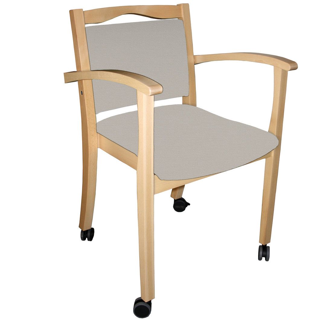 Seniorenstuhl mit Armlehnen und Rollen. Holzrahmen, graue Sitzfläche und Rückenlehne.