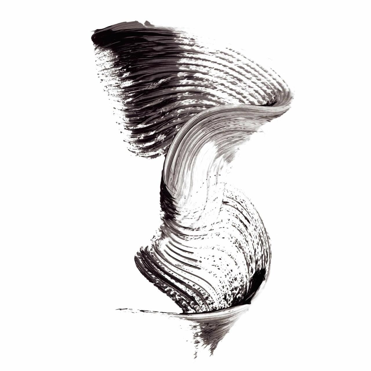 Schwarzer Mascara-Abstrich auf weißem Hintergrund. Die Textur ist wellenförmig.