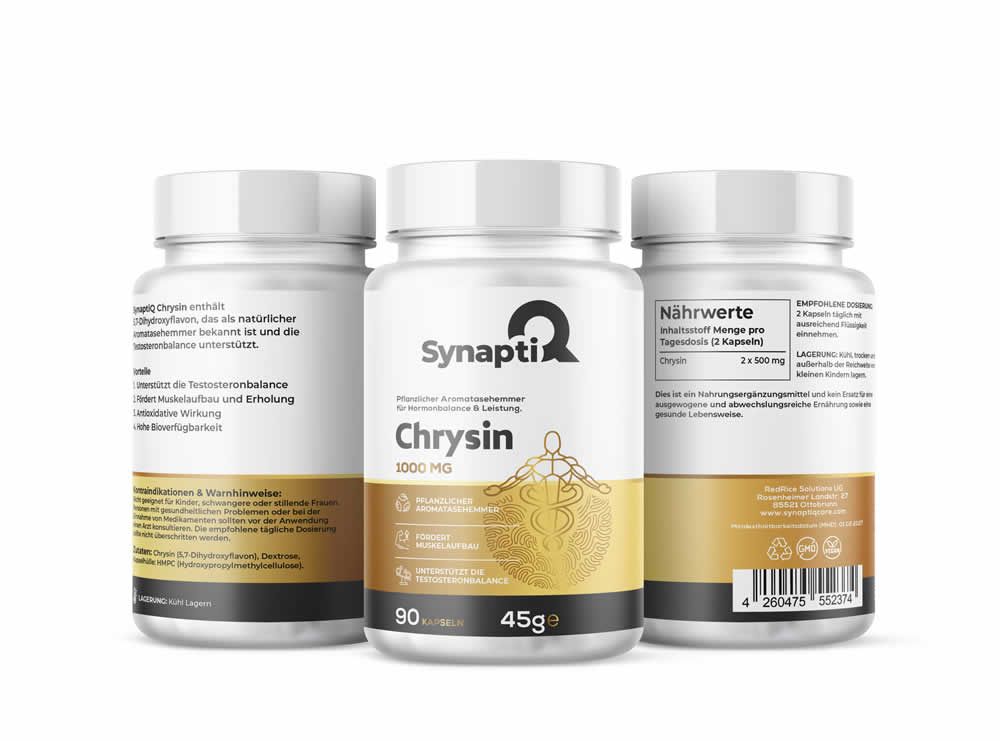 Drei weiße Supplement-Behältnisse. Aufschrift: SynaptiQ Chrysin 1000 MG. Goldfarbene Grafik. 90 Kapseln, 45g. Etiketten mit Text.