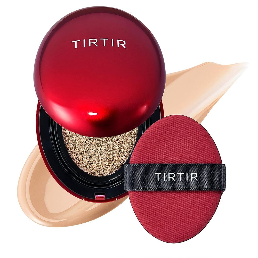 Roter TIRTIR Cushion-Puder-Spender, offen, mit Schwämmchen und Foundation-Probe.