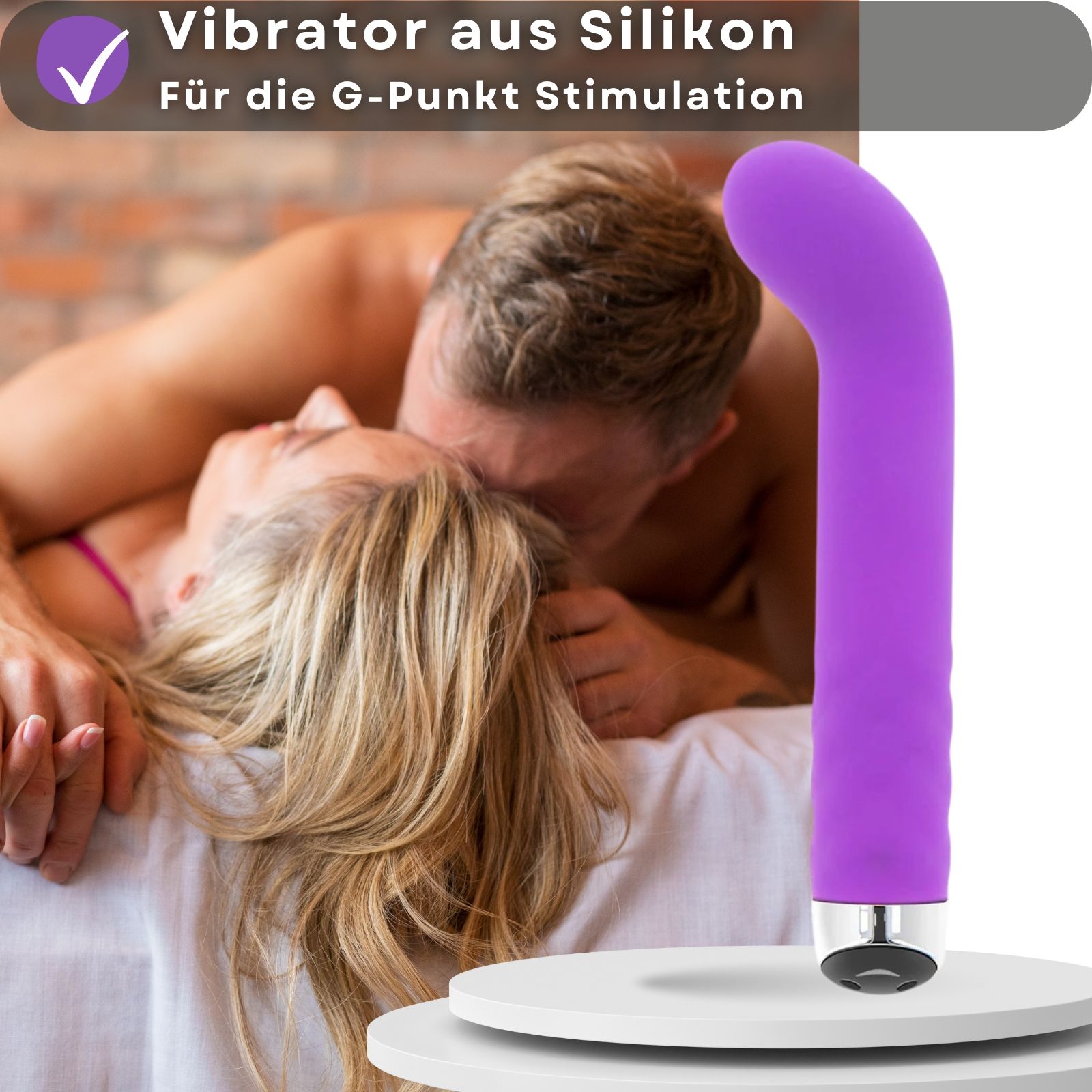Lila Vibrator. Auf weißer Plattform. Paar im Hintergrund. Text: Silikon, G-Punkt Stimulation.