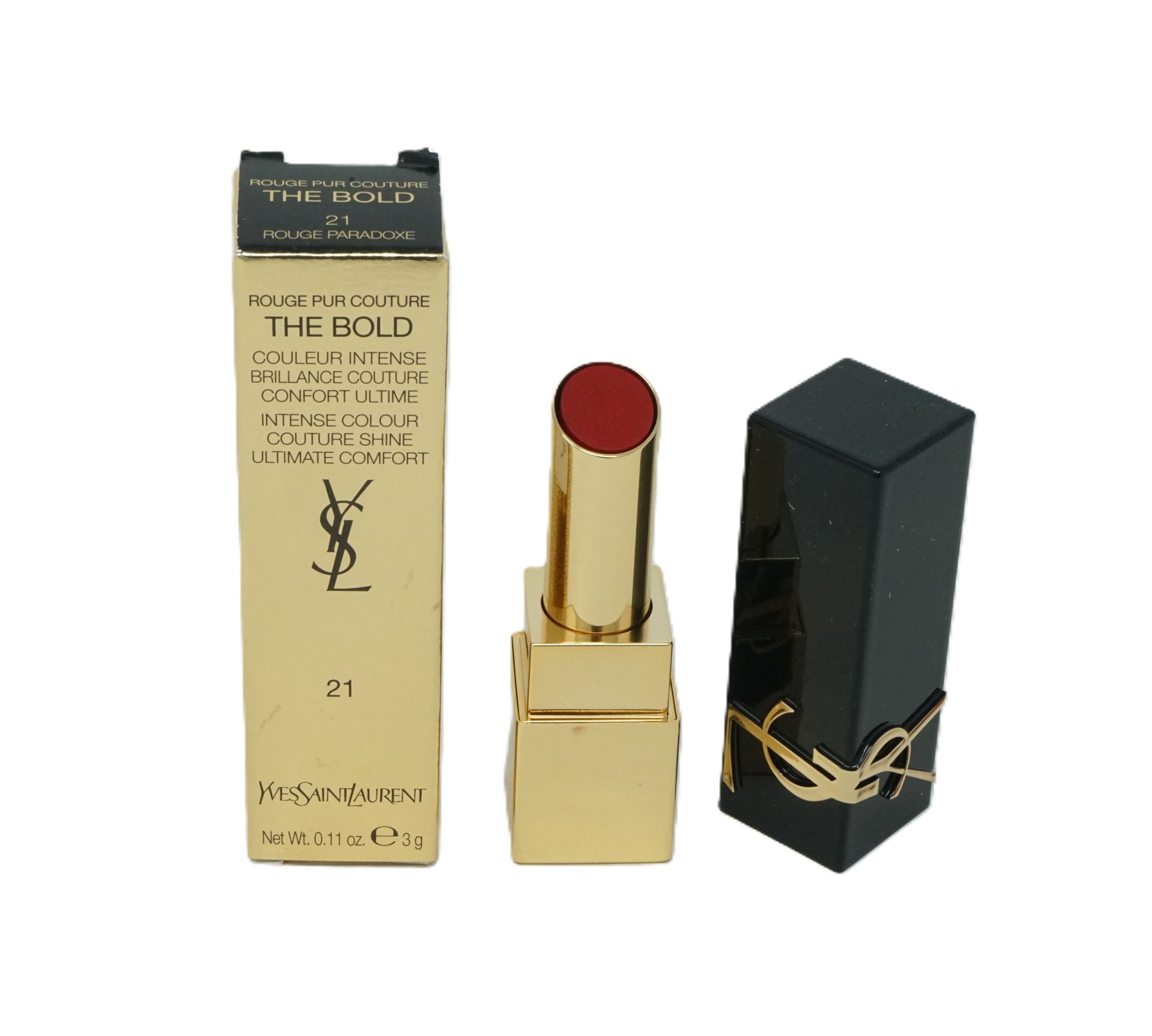 Goldfarbener Lippenstift, offene Hülse, roter Stift. Schwarze Hülse daneben. Goldene Verpackung mit Text und Logo.