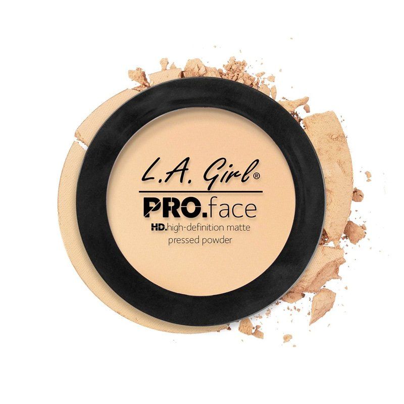 L.A. Girl PRO.face HD High-Definition Matte Pressed Powder in hellem Farbton, offener schwarzer Kompaktbehälter mit zerbrochenem Pulver.