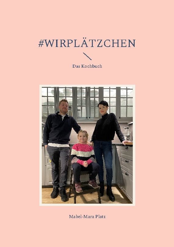 Buchcover mit Familie. Titel: #WIRPLÄTZCHEN, Das Kochbuch. Autor: Mabel-Mara Platz. Rosa Hintergrund, Foto von drei Personen in Küche.