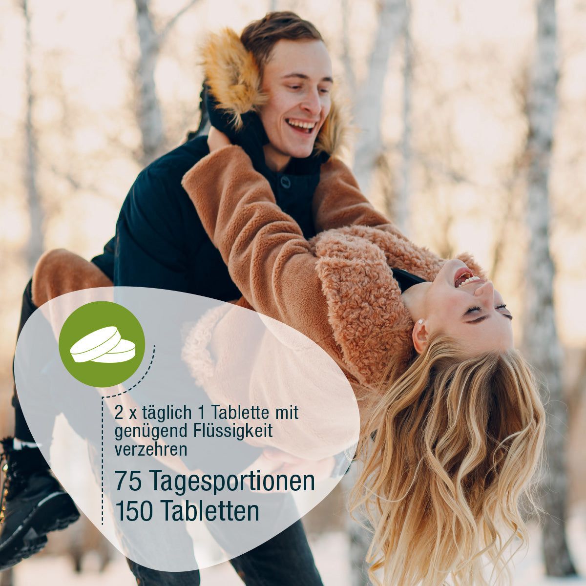 Paar im Winter. Produkt mit 150 Tabletten und Hinweis: 2 x täglich 1 Tablette mit genügend Flüssigkeit verzehren.