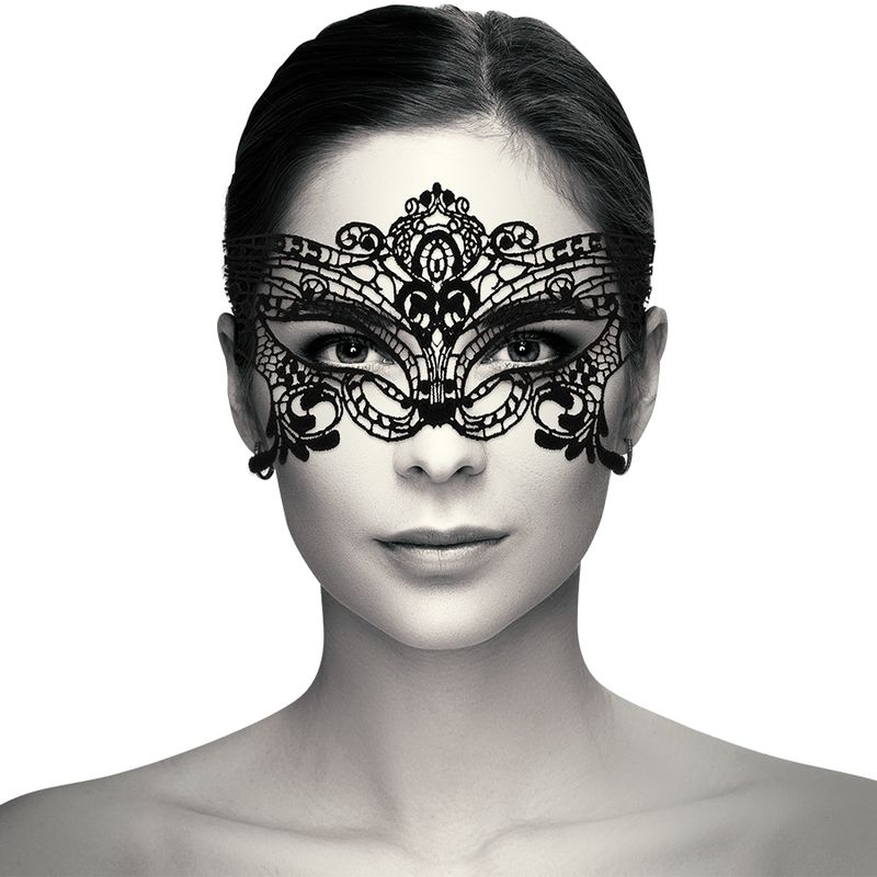 Schwarze Spitzen-Augenmaske, florales Muster, auf Gesicht einer Frau. Detailreiche Verarbeitung, filigranes Design.