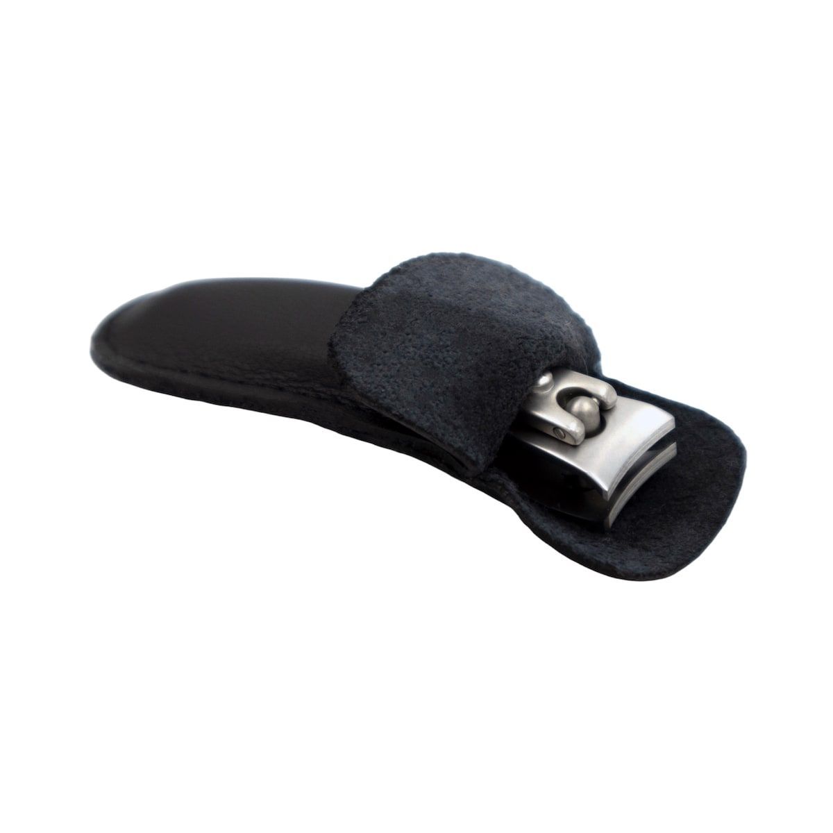 Nagelknipser aus Edelstahl in schwarzer Ledertasche. Geöffnet, zeigt die Klinge. Auf weißem Hintergrund.