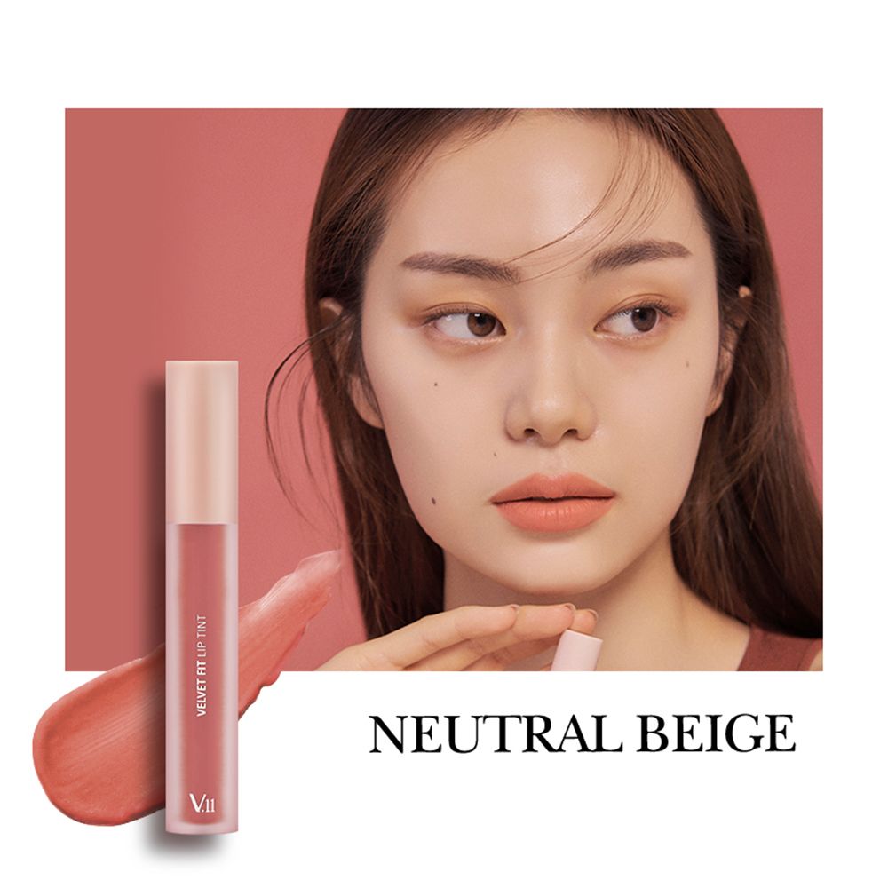 Eine Frau mit dem Lippenstift aufgetragen. Daneben ein Lippenstift und ein Farbfleck. Aufschrift: NEUTRAL BEIGE, VELVET FIT LIP TINT, V.11.