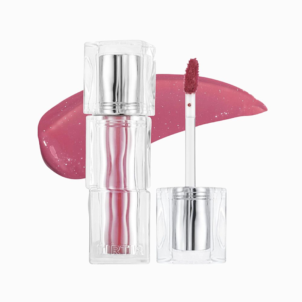 Ein Lippenstift mit transparentem, eckigem Gehäuse und silbernem Deckel. Daneben ein Farbmuster und ein Applikator.