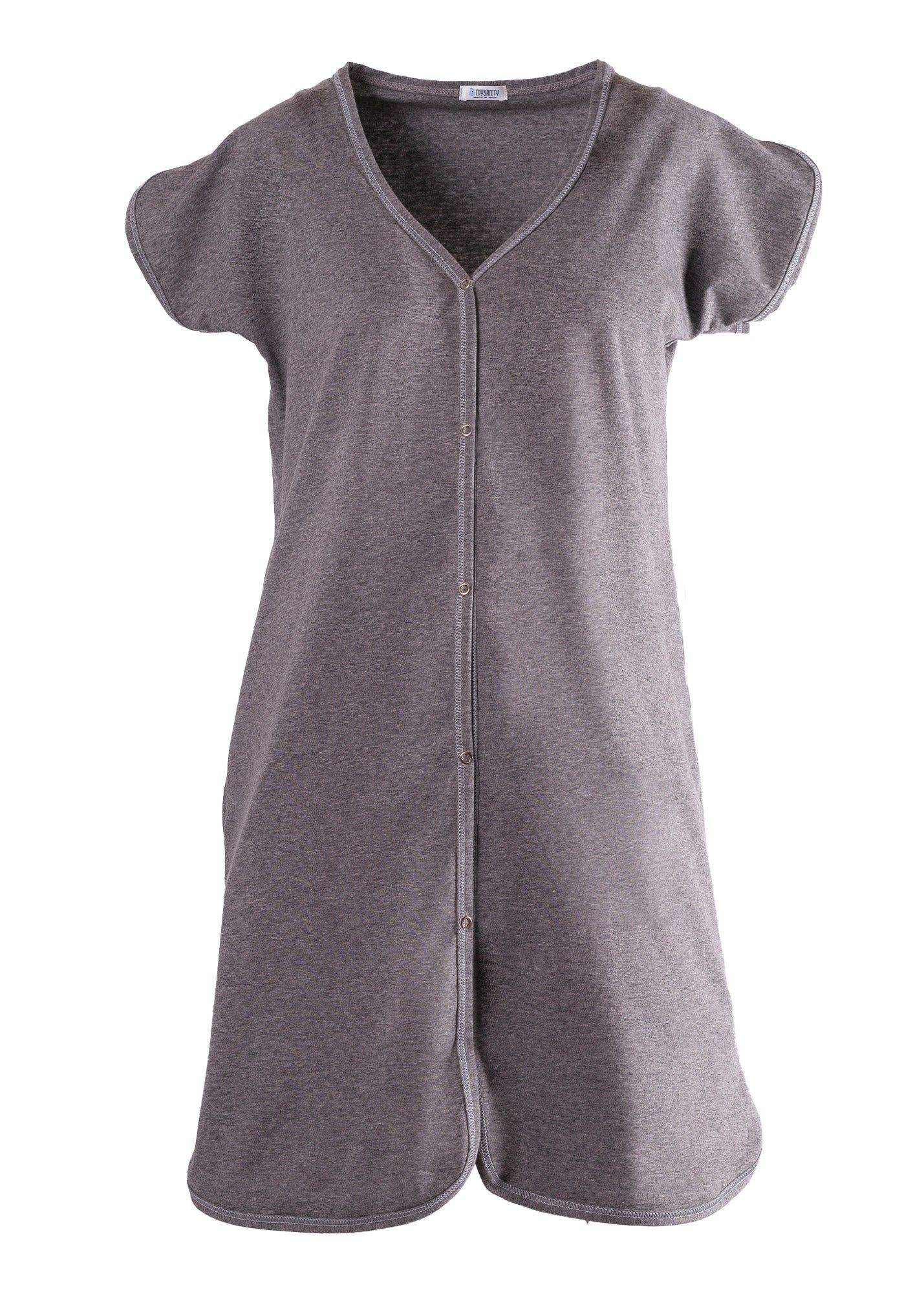 Graues MYSANITY® Geburtshemd. Kurzärmliges Kleid mit V-Ausschnitt und Knopfleiste. Abgerundeter Saum.