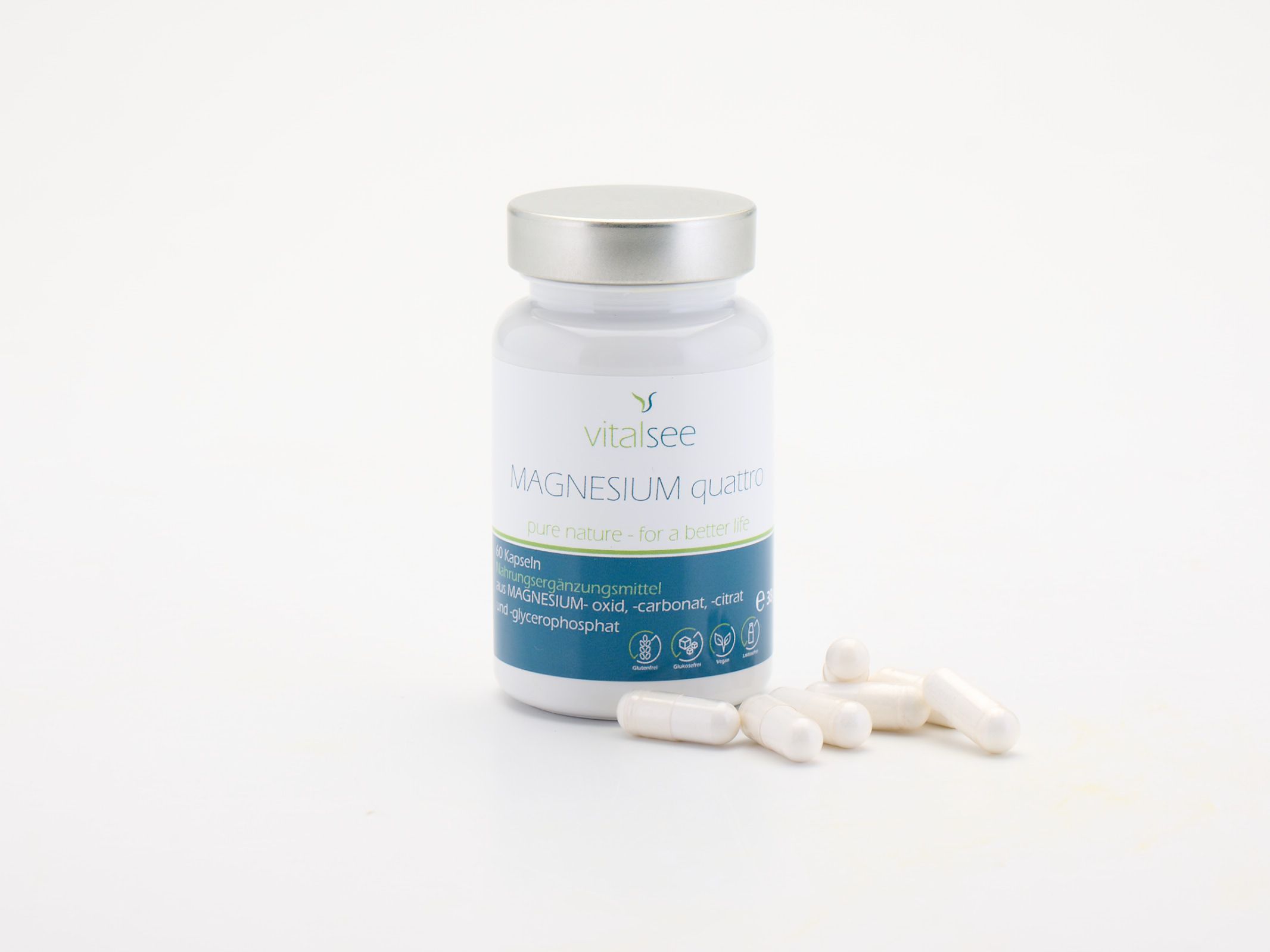 Weiße Flasche mit silbernem Deckel und Kapseln daneben. Aufschrift: Vitalsee MAGNESIUM quattro. Kapseln.