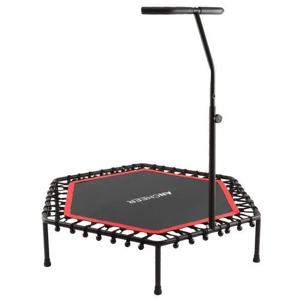 Schwarzes Trampolin mit rotem Rand und Haltegriff. Marke ANCHEER auf der Sprungfläche. Schwarze Metallbeine.