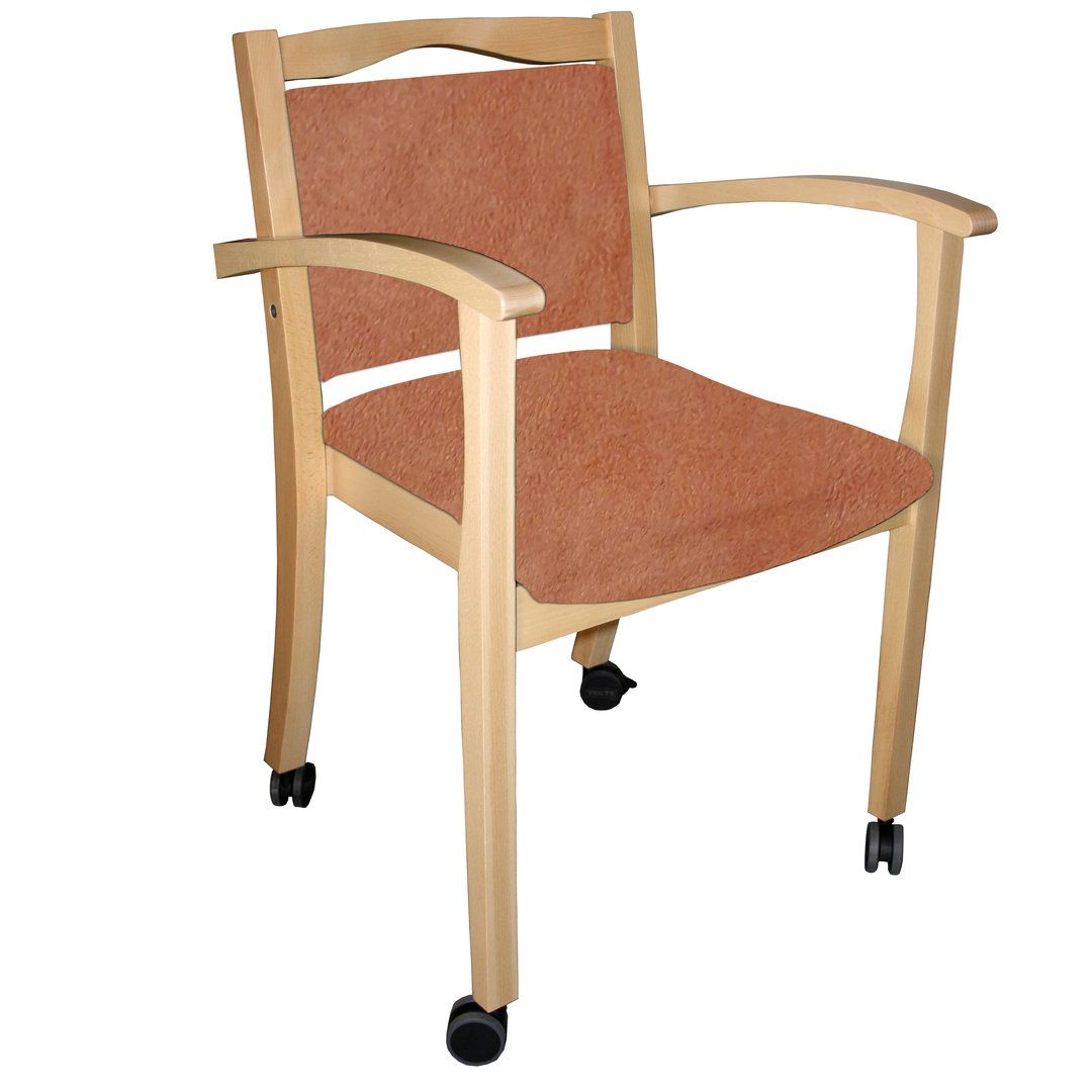 Seniorenstuhl mit Armlehnen und Rollen. Holzrahmen, orangefarbene Sitzfläche und Rückenlehne.