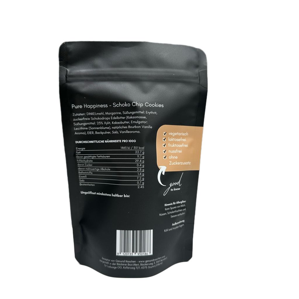 Rückseite einer schwarzen Tüte mit Nährwertangaben und Zutatenliste für Schoko-Chip Cookies. Text in deutscher Sprache.