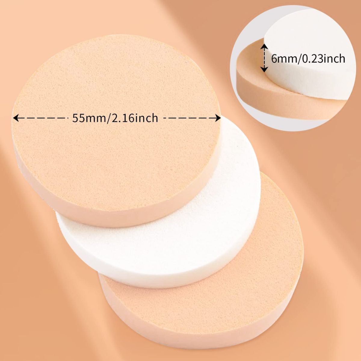 Drei runde Make-up-Schwämme: zwei beige, einer weiß. Maße: 55mm Durchmesser, 6mm Dicke.