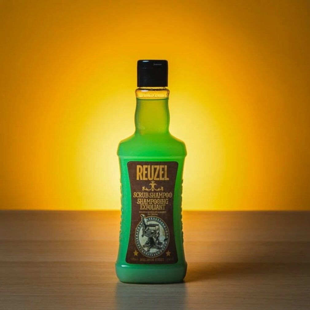 Reuzel Scrub Shampoo in einer grünen Flasche mit schwarzem Deckel.
