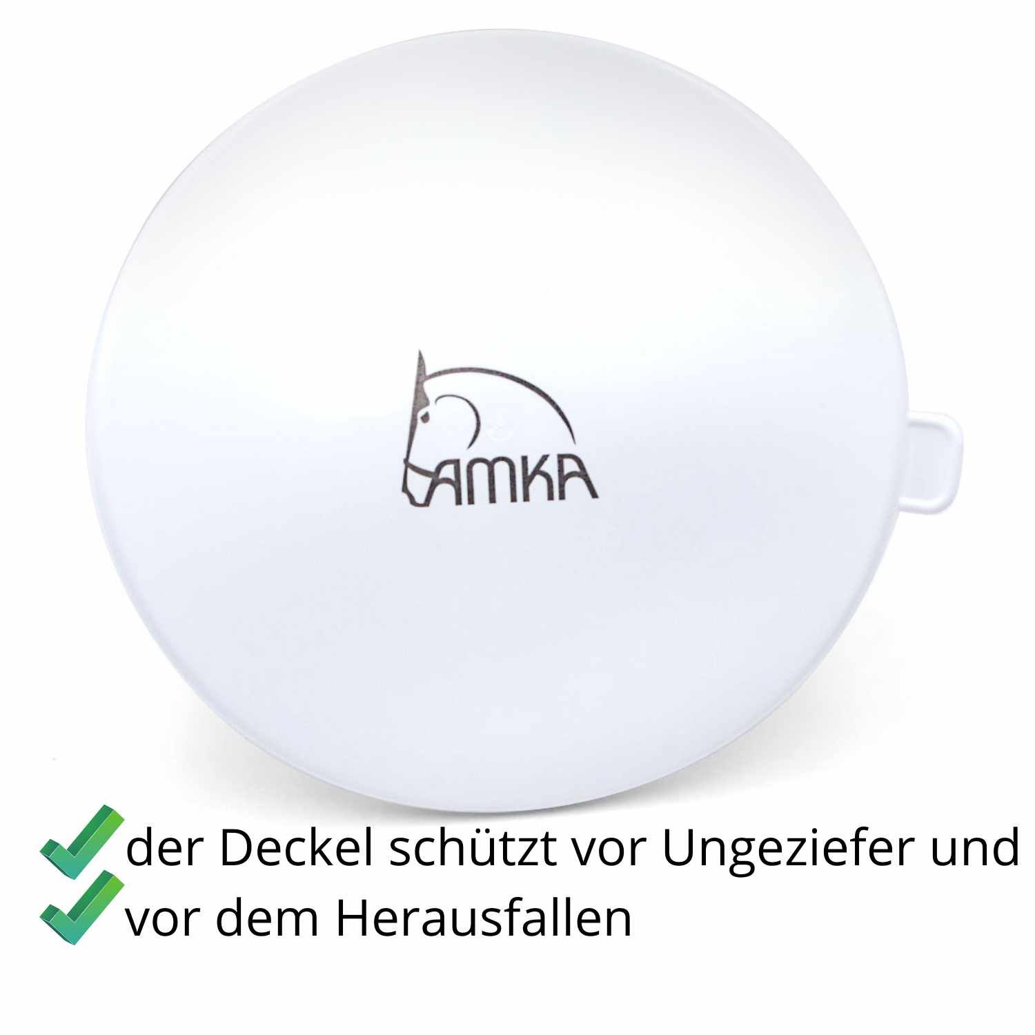 Weißer Deckel mit AMKA Logo und Pferdekopf. Text: Der Deckel schützt vor Ungeziefer und vor dem Herausfallen.