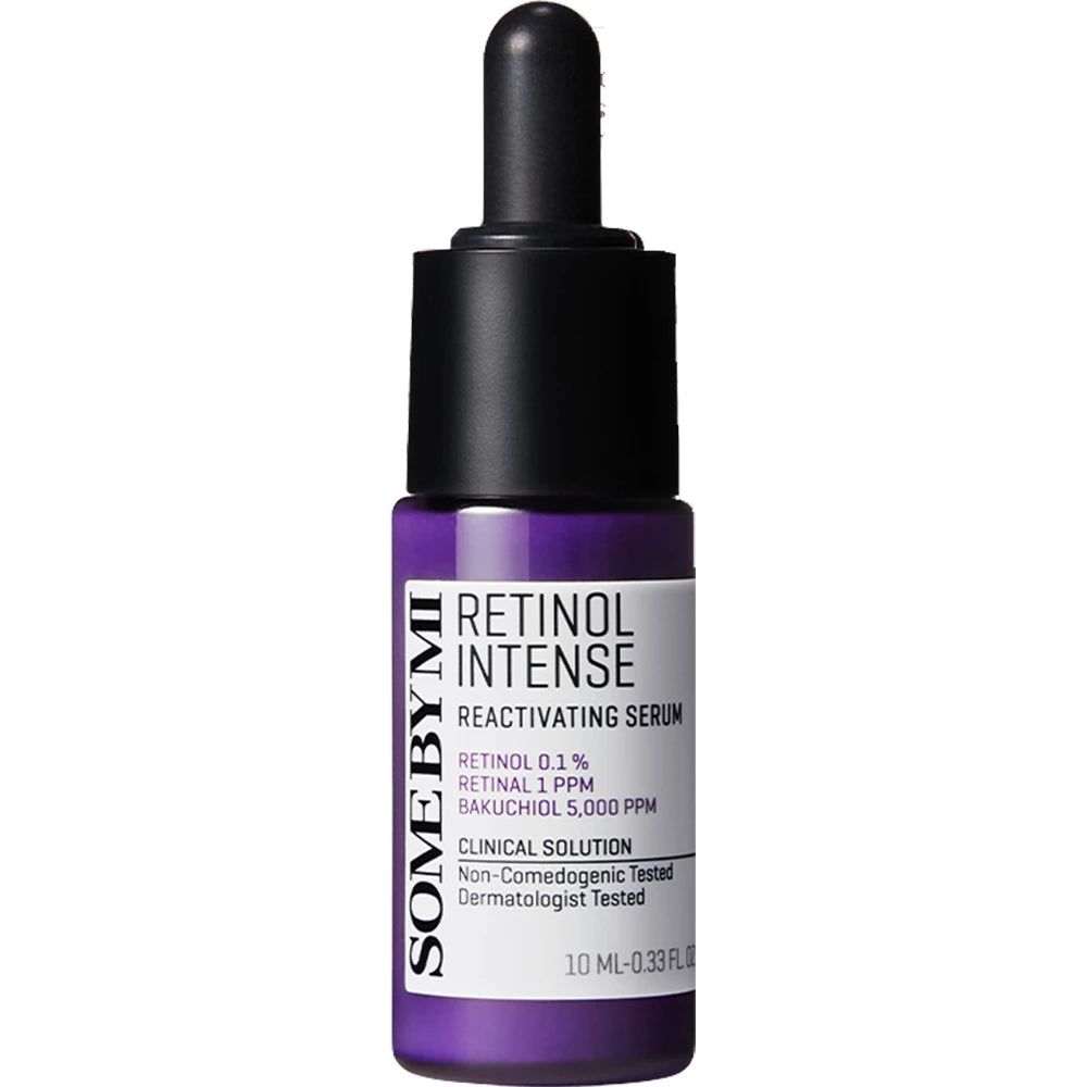 Violette Flasche mit schwarzem Deckel und Pipette. Aufschrift: Retinol Intense Reactivating Serum. Marke: SOME BY MI.