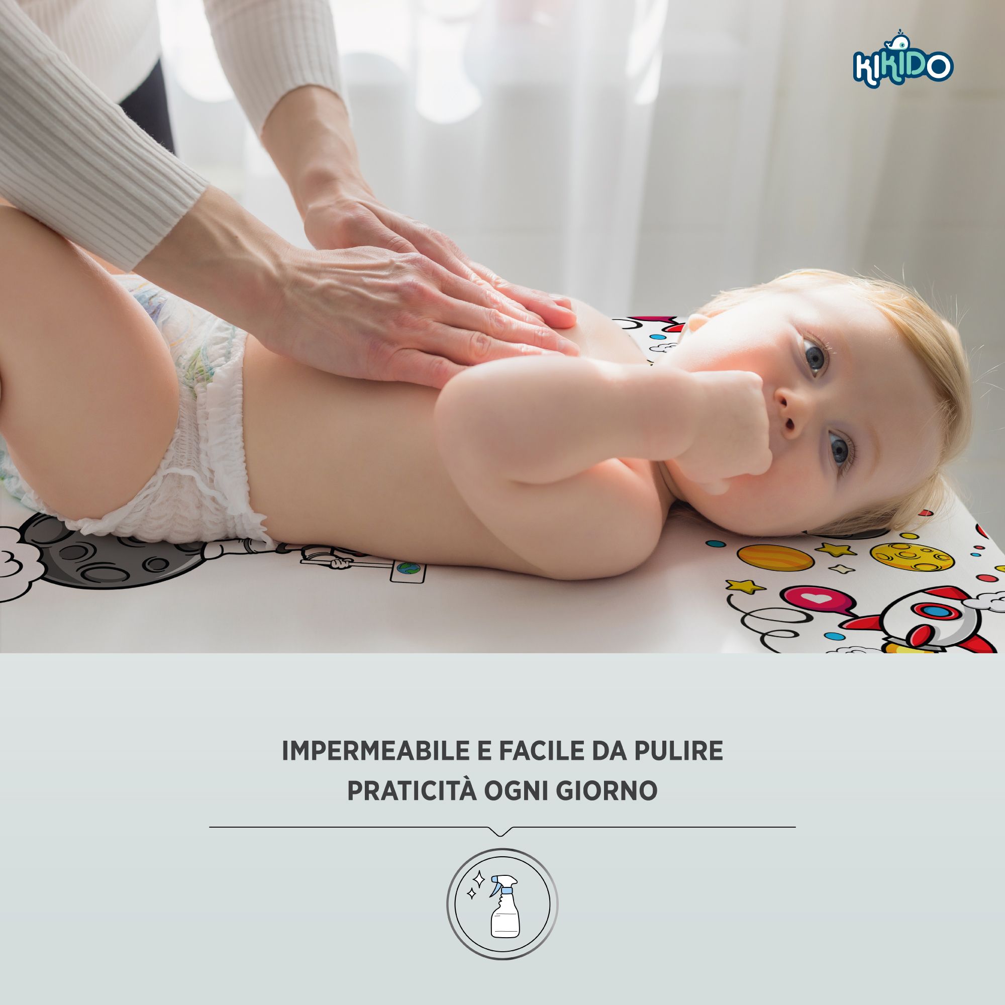 Baby liegt auf Wickelauflage mit Weltraum-Motiv. Text: Wasserdicht & leicht zu reinigen. Kikido Logo.